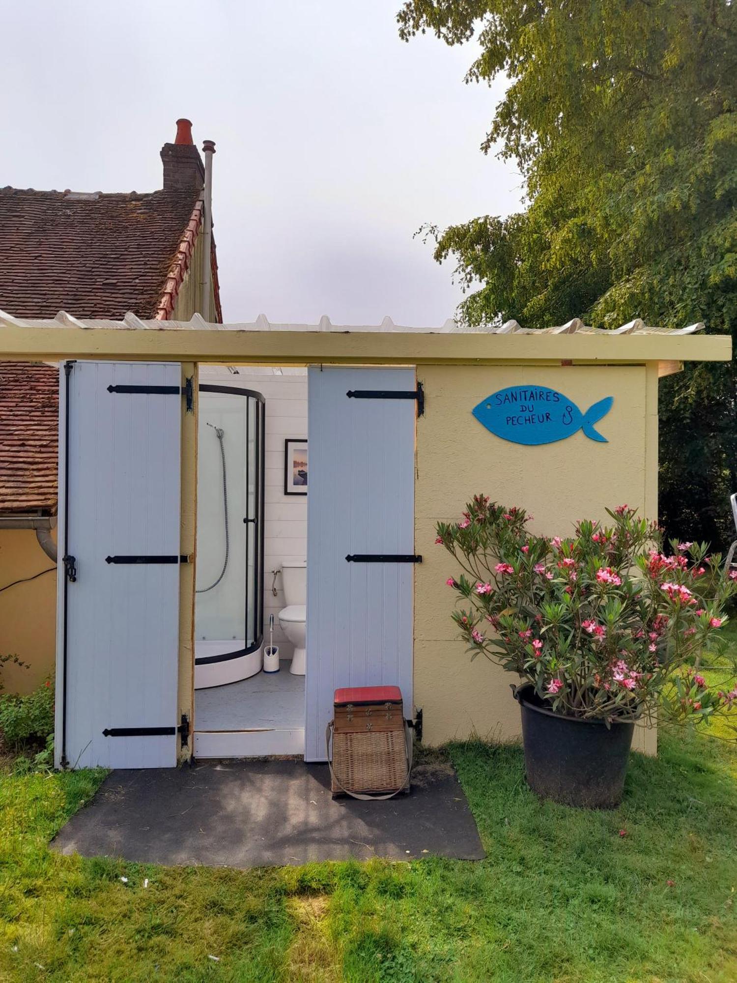 La Roulotte Du Pecheur Villa Saint-Privé Exterior foto